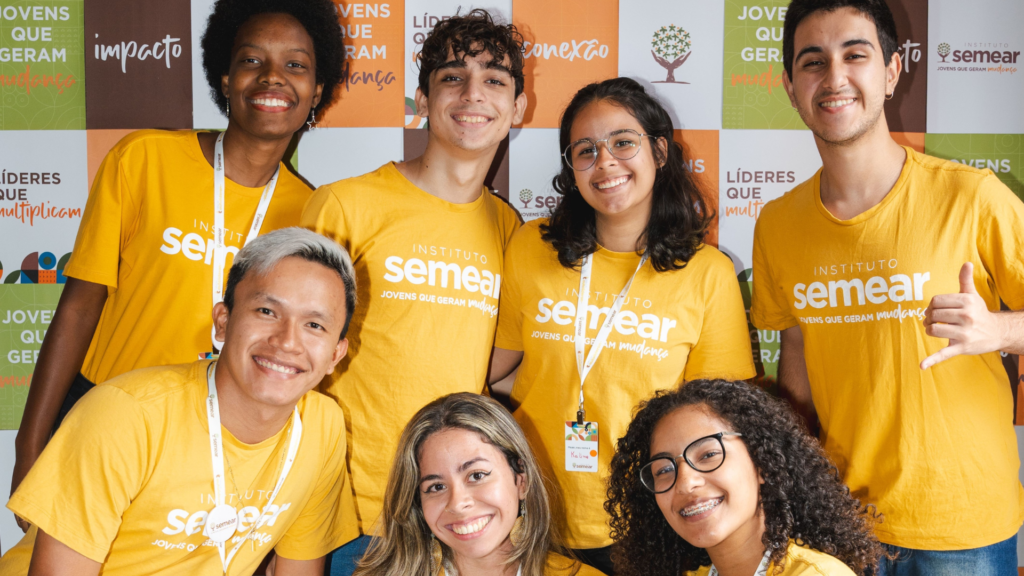 Jovens do Instituto Semear usando a camiseta amarela da trilha da autoliderança