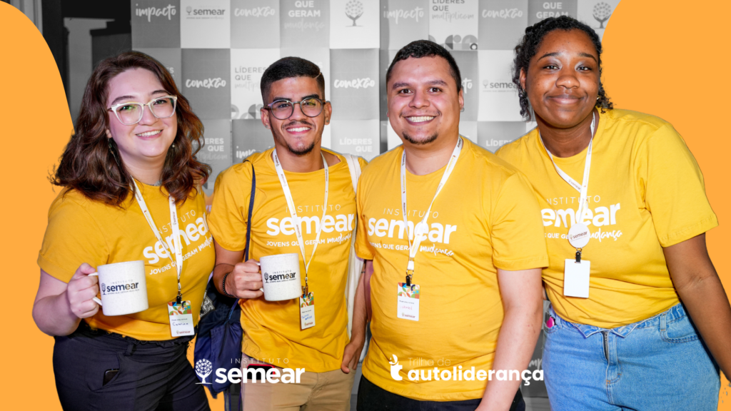 Jovens do Instituto Semear usando a camiseta amarela da trilha da autoliderança