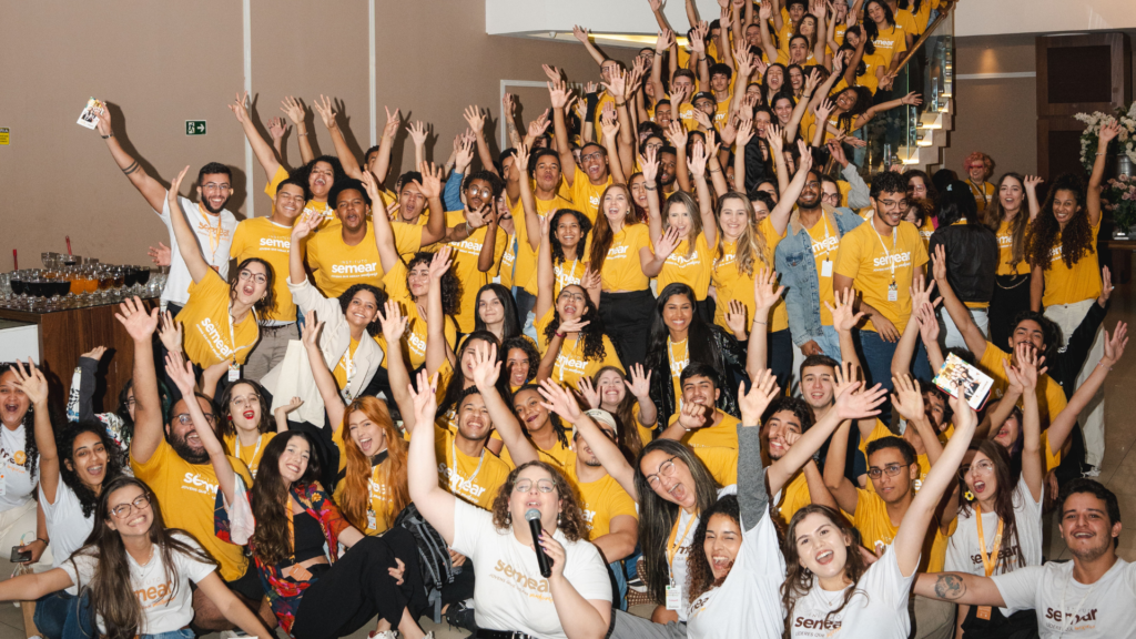 Jovens do Instituto Semear usando a camiseta amarela da trilha da autoliderança